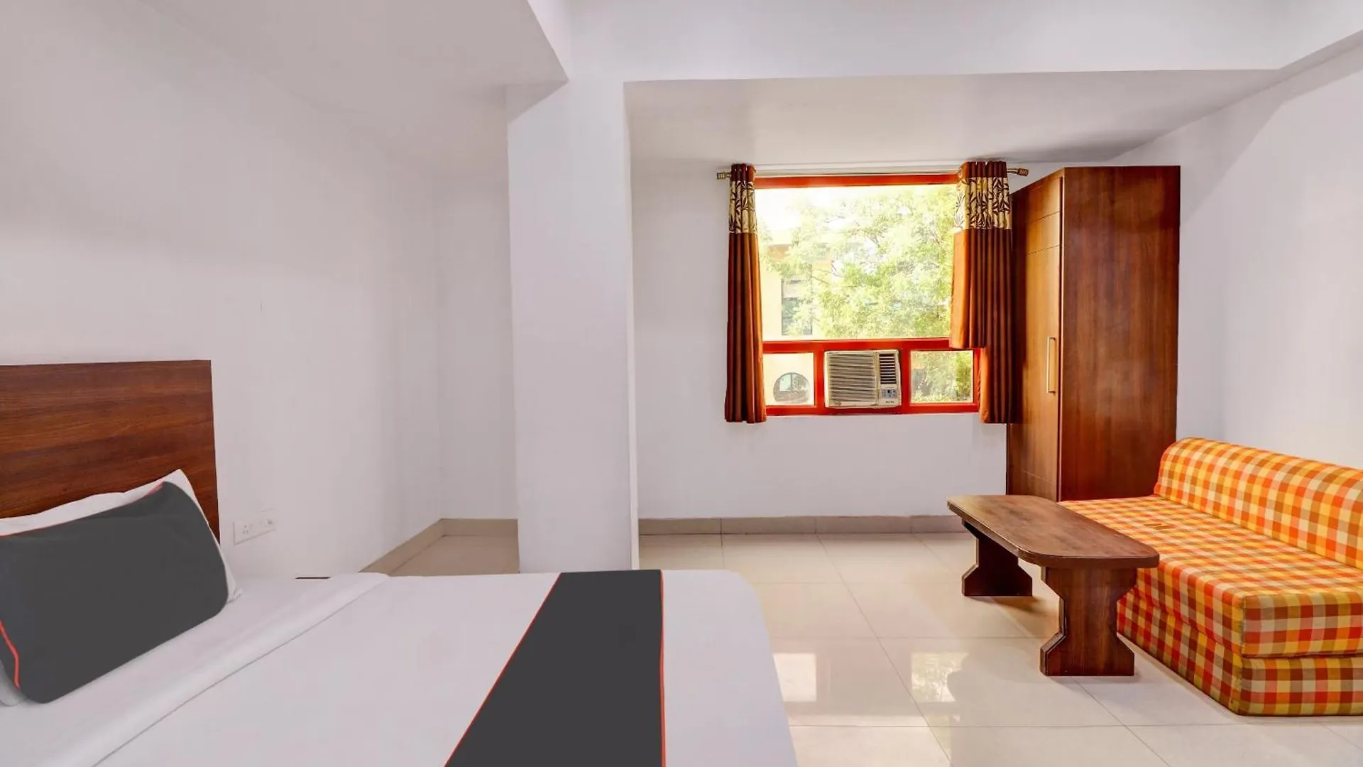 Collection O Colossal Inn Tājganj