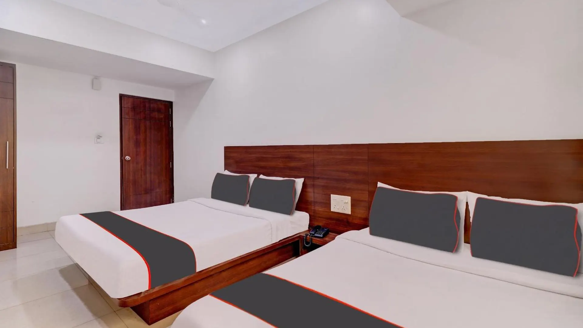 Collection O Colossal Inn Tājganj Hotel