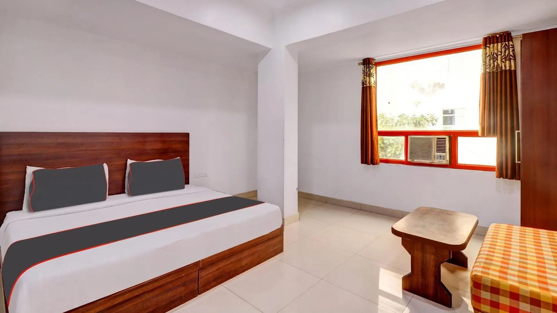 Collection O Colossal Inn Tajganj