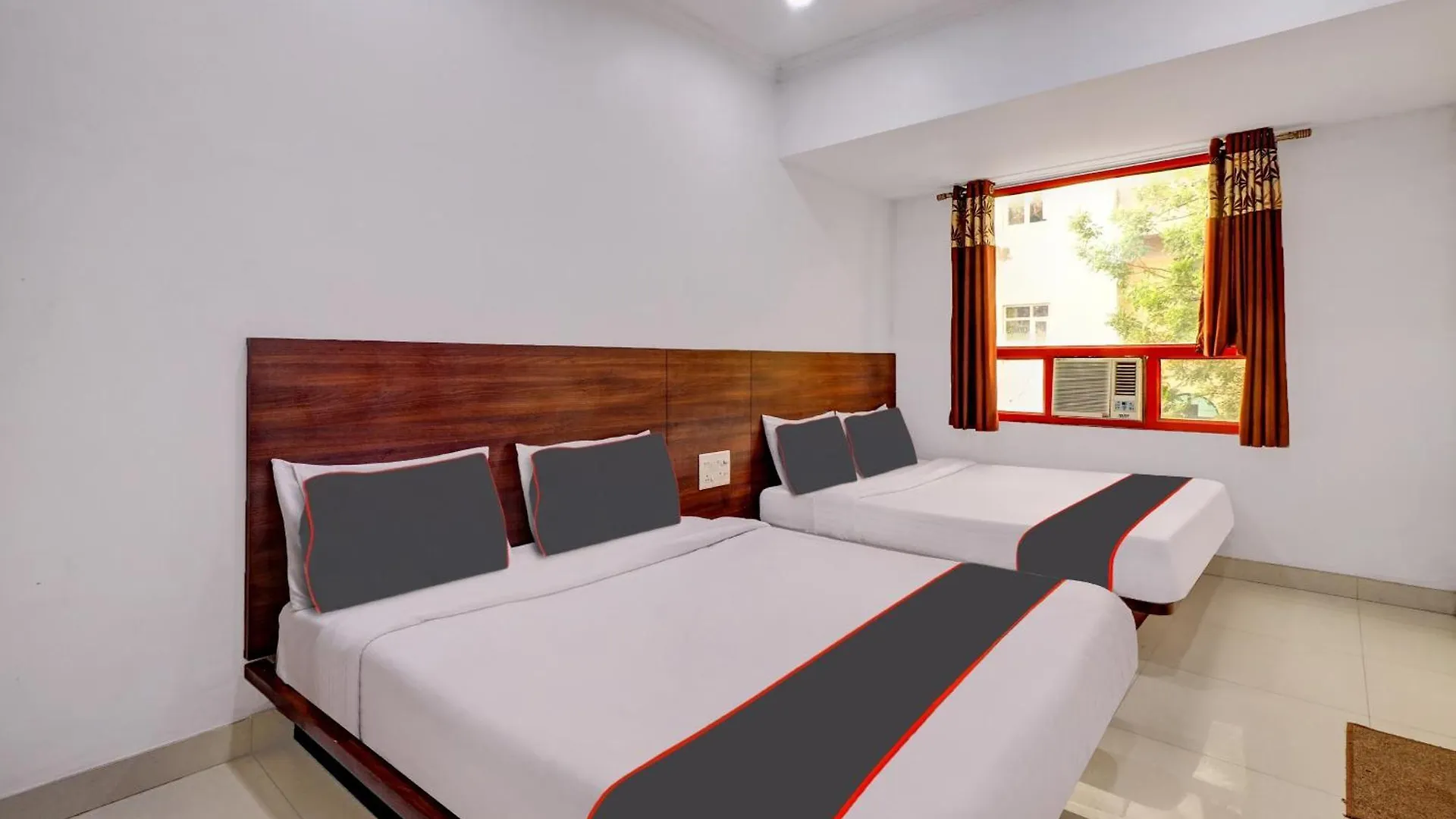 Collection O Colossal Inn Tajganj Hotel