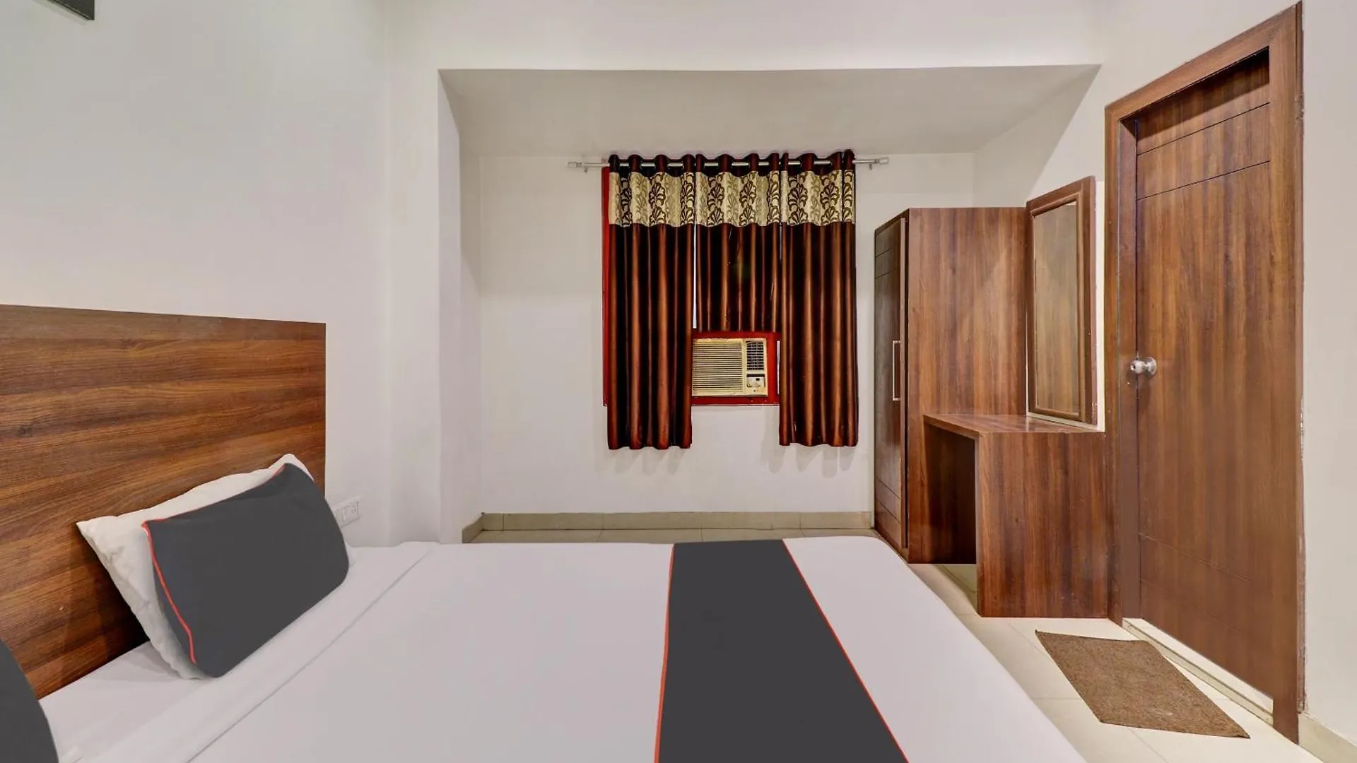 Hotel Collection O Colossal Inn Tajganj