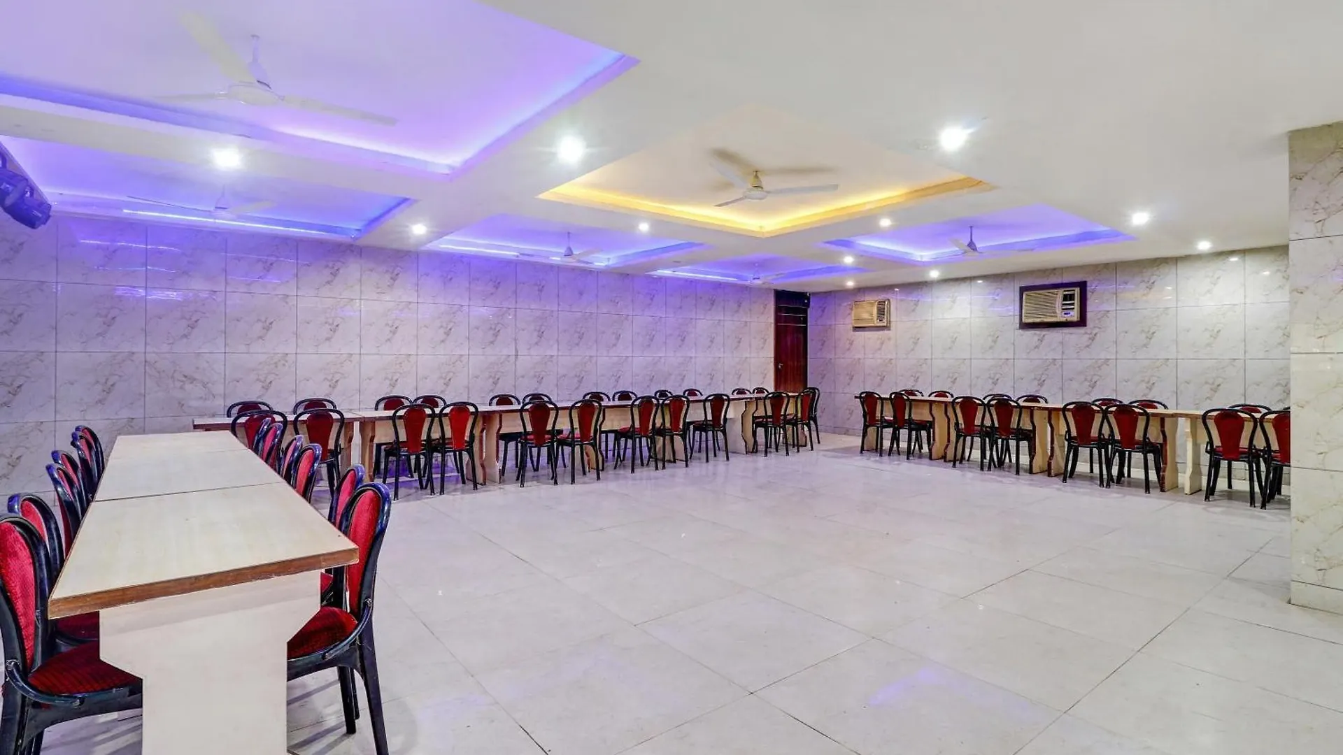 Collection O Colossal Inn Tajganj 3*,  India