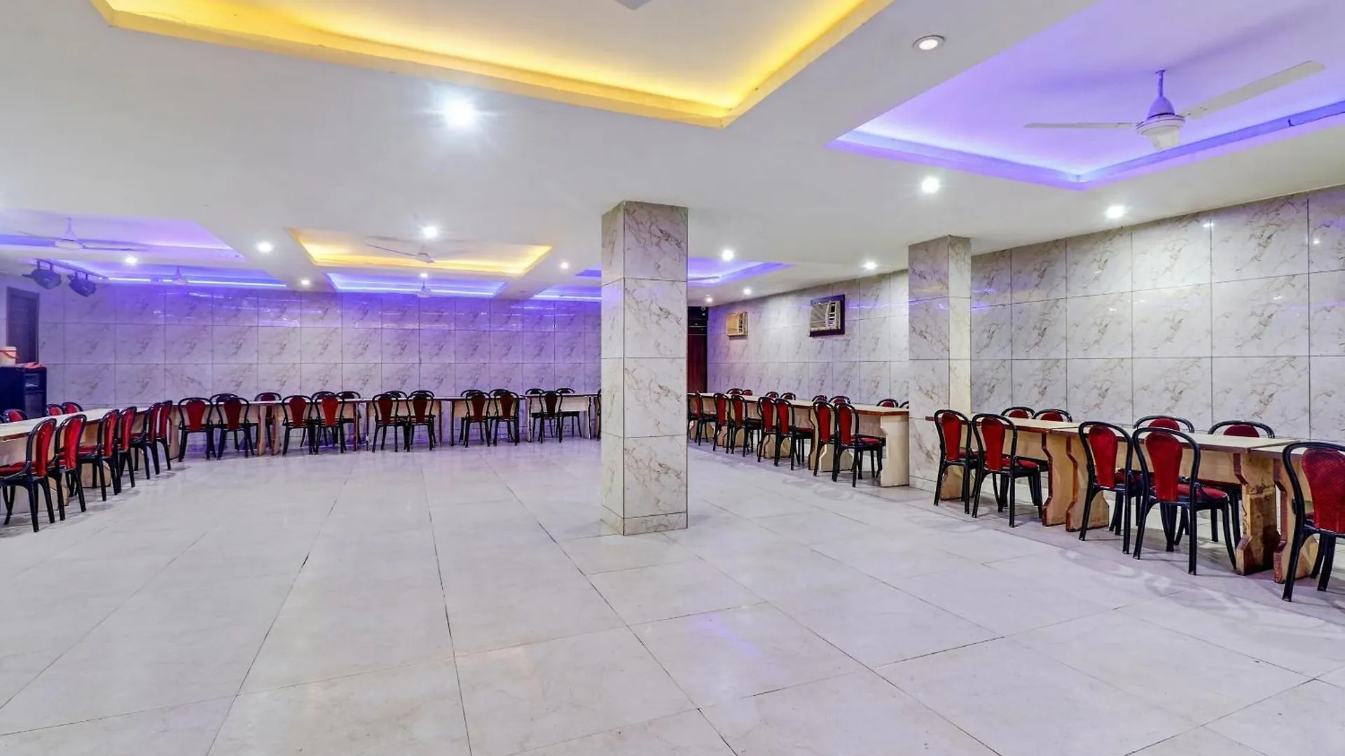 Collection O Colossal Inn Tajganj 3*,